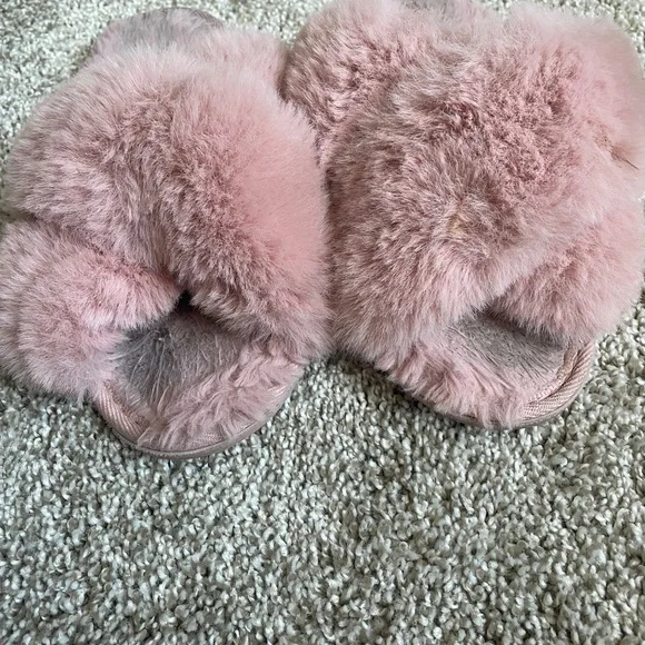 Pink fuzzy slippers - Picture 10 of 13